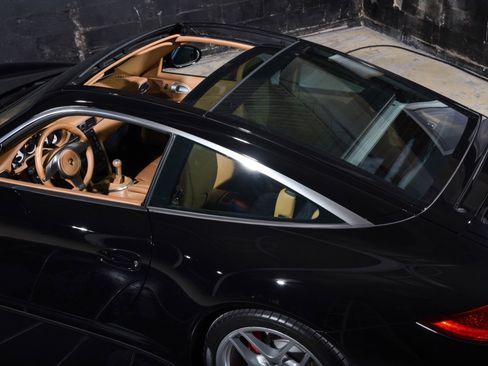Used 2010 Porsche 911 Targa 4S image 7