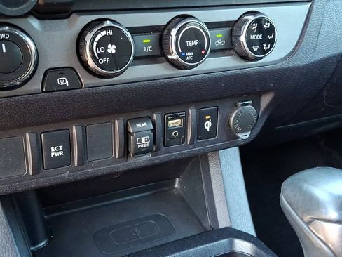 Used 2018 Toyota Tacoma TRD Sport AWD/4WD image 24