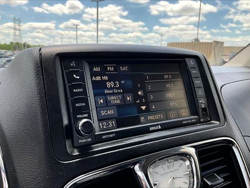 Used 2016 Chrysler Town & Country Touring FWD image 29