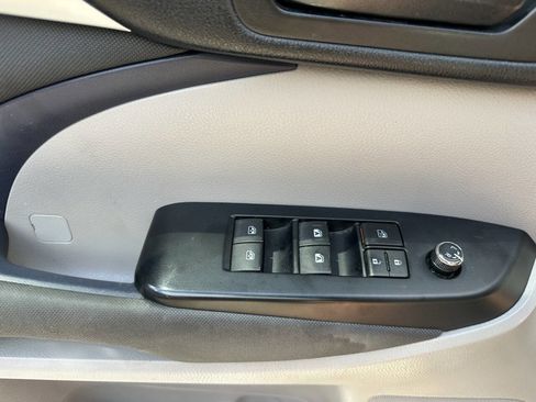 Used 2017 Toyota Highlander LE w/ Carpet Mat Package FWD image 17