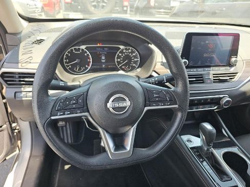 Used 2023 Nissan Altima 2.5 SV FWD image 6