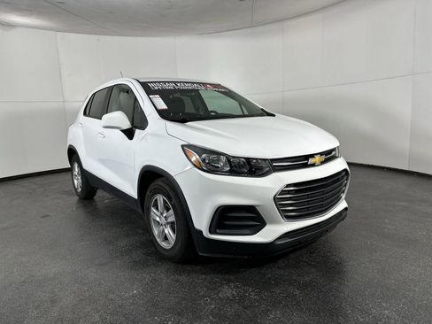 Used 2022 Chevrolet Trax LS w/ Tint and Cruise Package image 3