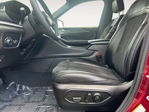 Used 2024 Jeep Grand Cherokee Altitude image 16