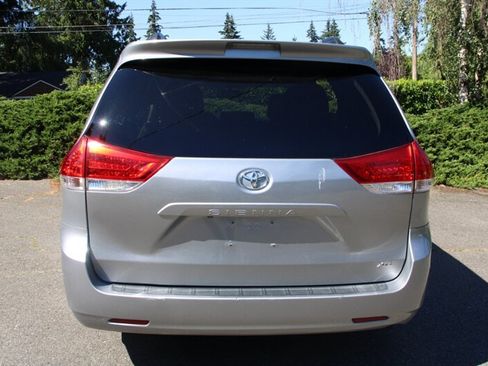 Used 2011 Toyota Sienna XLE w/ Entertainment Pkg FWD image 12