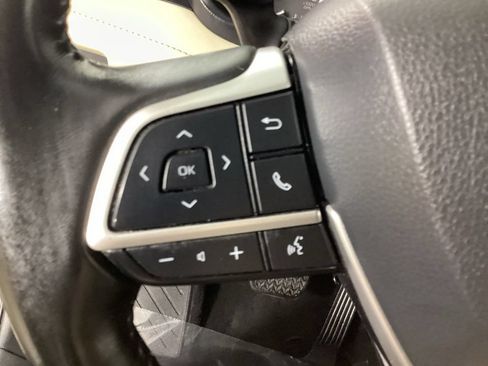 Used 2022 Toyota Highlander XLE AWD/4WD image 14