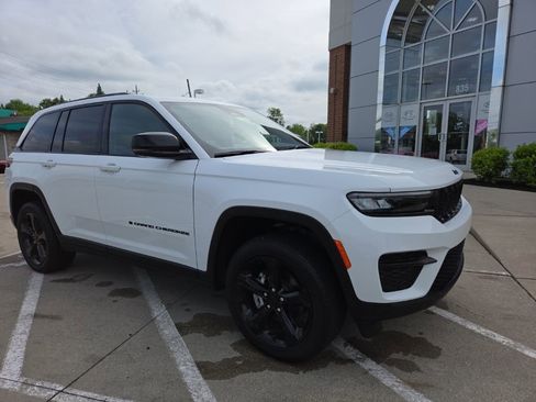 Certified 2024 Jeep Grand Cherokee Altitude AWD/4WD image 2