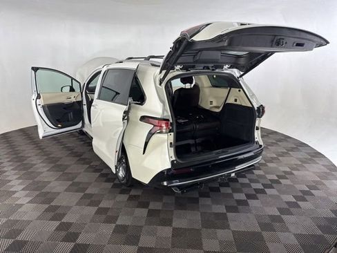 Used 2021 Toyota Sienna Platinum AWD/4WD image 18