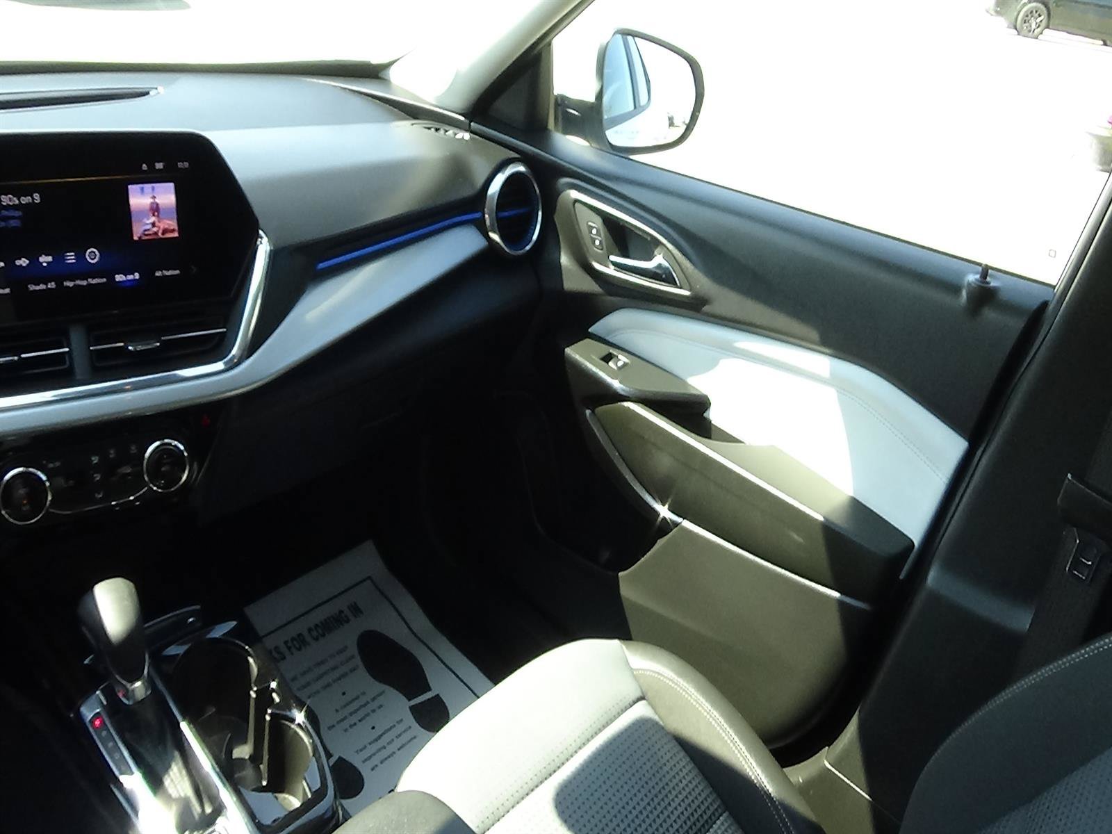 Used 2025 Chevrolet Trax LT FWD image 14