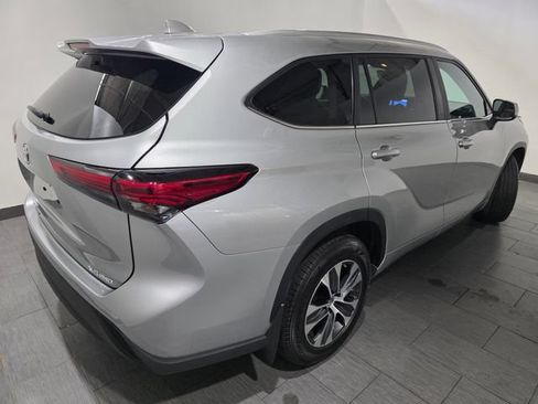 Used 2023 Toyota Highlander XLE AWD/4WD image 5