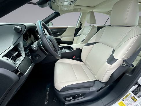 Used 2025 Lexus ES 350 w/ Premium Package FWD image 4