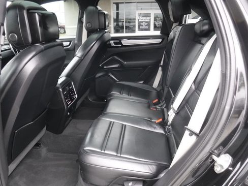Used 2023 Porsche Cayenne Platinum Edition AWD/4WD image 11
