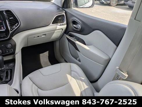 Used 2019 Jeep Cherokee Limited image 18