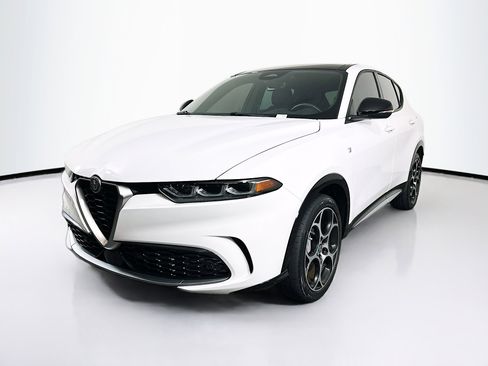 Used 2024 Alfa Romeo Tonale Ti w/ Premium Interior Package AWD/4WD image 3