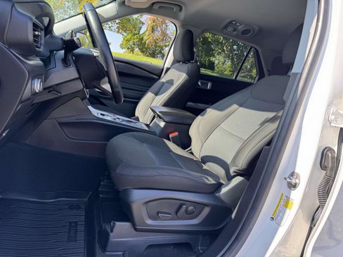 Certified 2022 Ford Explorer XLT w/ Class IV Trailer Tow Package image 13