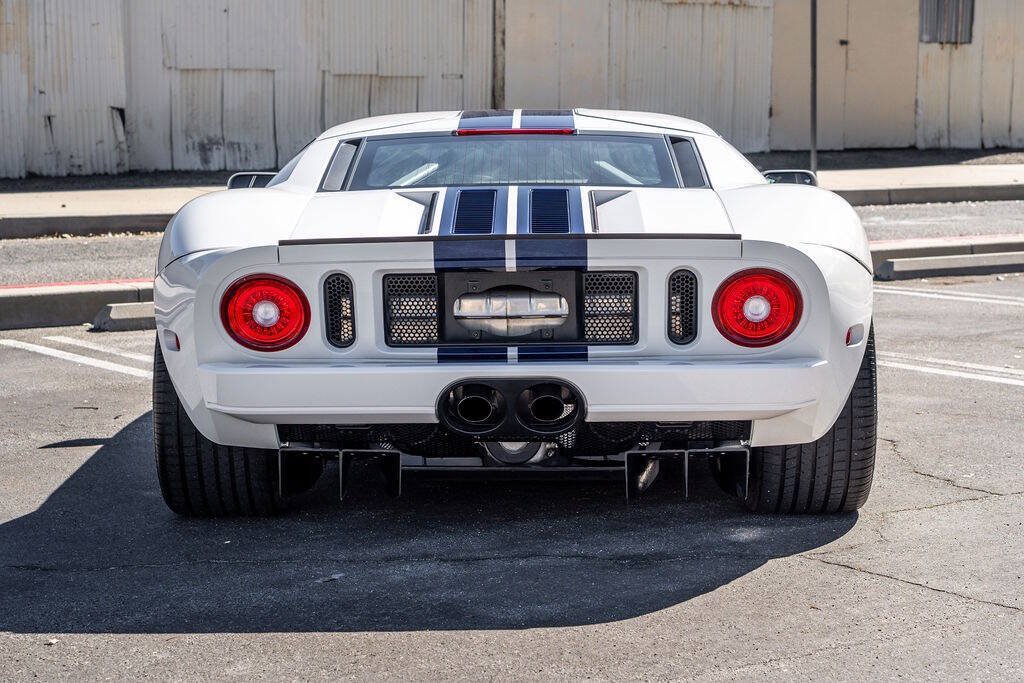 Used 2005 Ford GT RWD image 4
