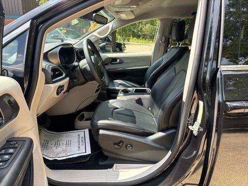 Used 2023 Chrysler Pacifica Touring-L AWD/4WD image 10