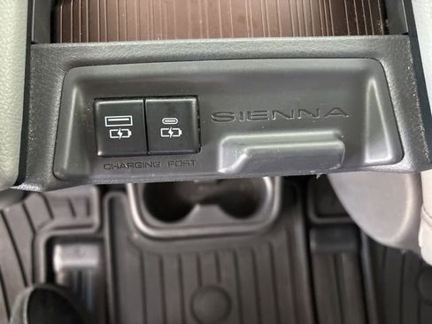Used 2021 Toyota Sienna XLE image 22