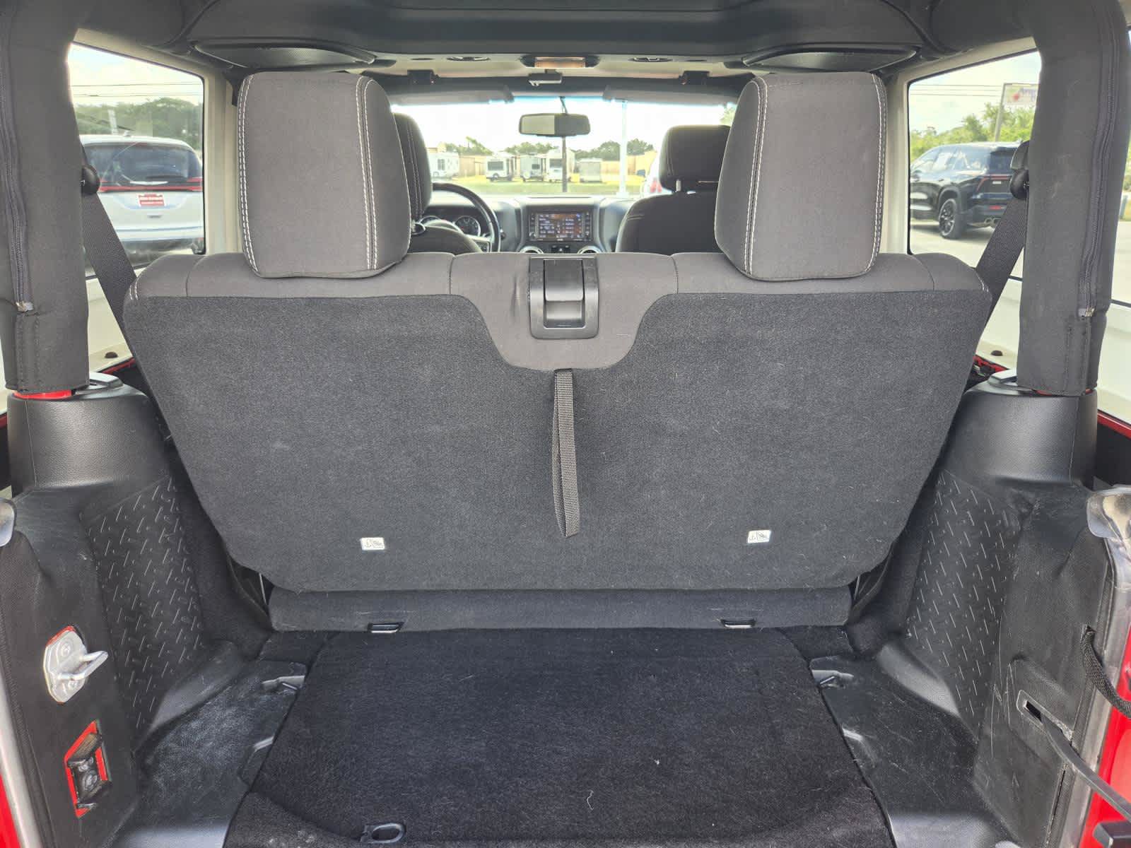 Used 2018 Jeep Wrangler Sahara w/ Connectivity Group AWD/4WD image 12