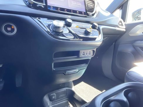 Used 2025 Chrysler Pacifica Select FWD image 30