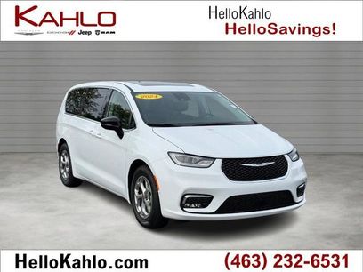 Used 2024 Chrysler Pacifica Limited w/ Uconnect Theater Family Group