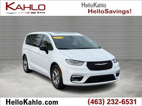 Used 2024 Chrysler Pacifica Limited w/ Uconnect Theater Family Group FWD image 1
