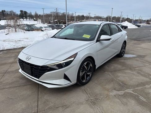 Used 2023 Hyundai Elantra SEL w/ Convenience Package image 3