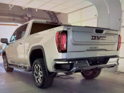 Used 2022 GMC Sierra 1500 SLT w/ X31 Off-Road Package AWD/4WD image 4