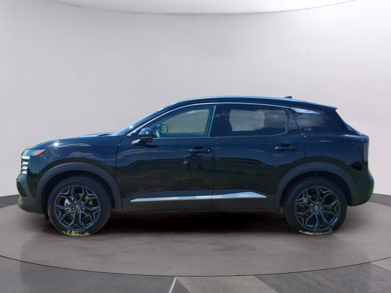 Used 2026 Nissan Kicks SR AWD/4WD image 2