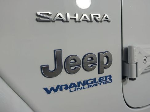 Used 2022 Jeep Wrangler Unlimited Sahara image 13