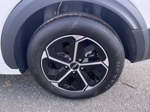 New 2025 Kia Niro LX image 10