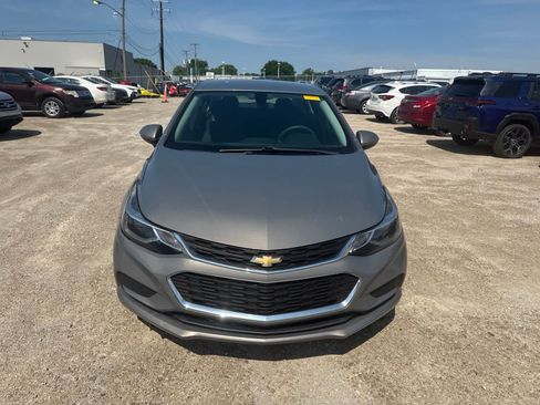Used 2017 Chevrolet Cruze LT FWD image 10