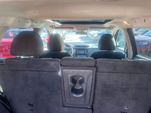 Used 2016 Nissan Rogue SV w/ SV Moonroof Package image 13