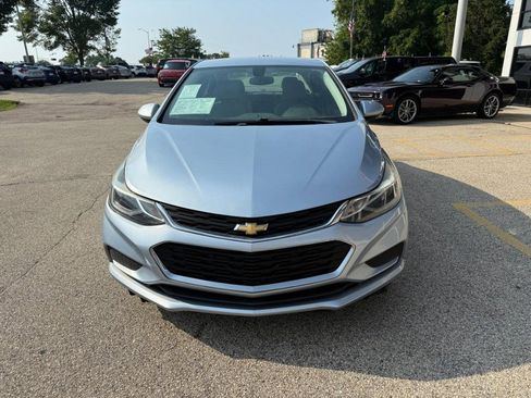 Used 2018 Chevrolet Cruze LT w/ Convenience Package image 2