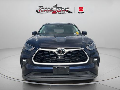 Used 2023 Toyota Highlander XLE FWD image 2