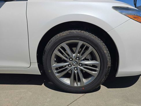 Used 2017 Toyota Camry SE w/ Moonroof Package FWD image 9