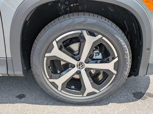 New 2026 Volkswagen Tiguan SE FWD image 11