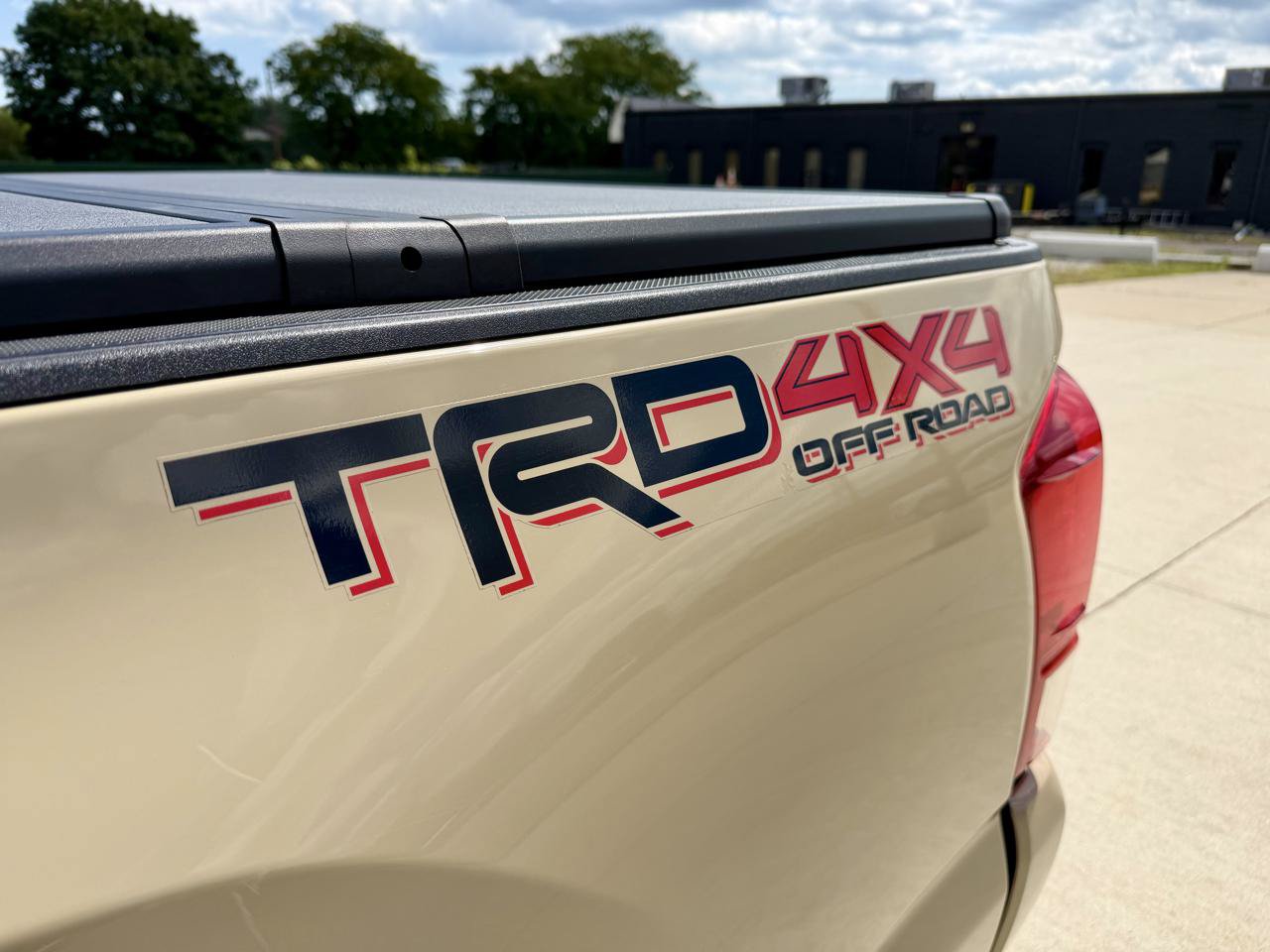 Used 2016 Toyota Tacoma TRD Off-Road w/ Premium & Technology Package AWD/4WD image 11