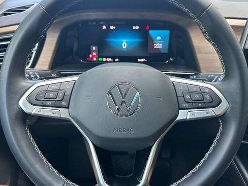 Used 2024 Volkswagen Atlas SE w/ Panoramic Sunroof Package FWD image 23