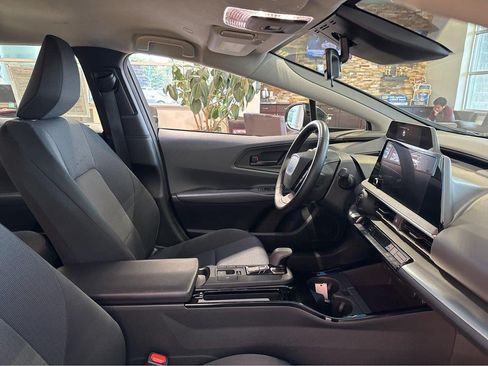 Used 2025 Toyota Prius LE FWD image 38