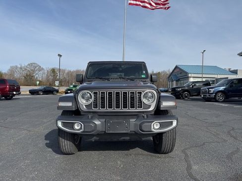 Used 2025 Jeep Wrangler Sahara image 13