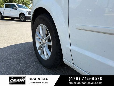 Used 2014 Dodge Grand Caravan SXT w/ UConnect Hands-Free Group FWD image 9