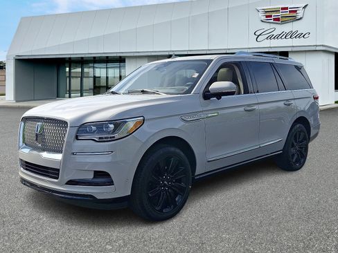 Used 2024 Lincoln Navigator Reserve AWD/4WD image 3