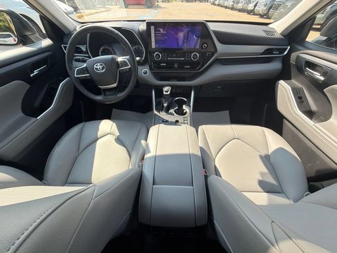 Used 2023 Toyota Highlander XLE AWD/4WD image 25