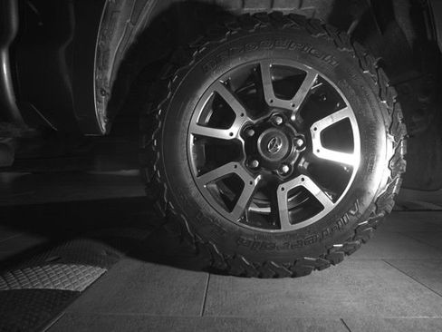 Used 2015 Toyota Tundra SR5 w/ TRD Off Road Package AWD/4WD image 9