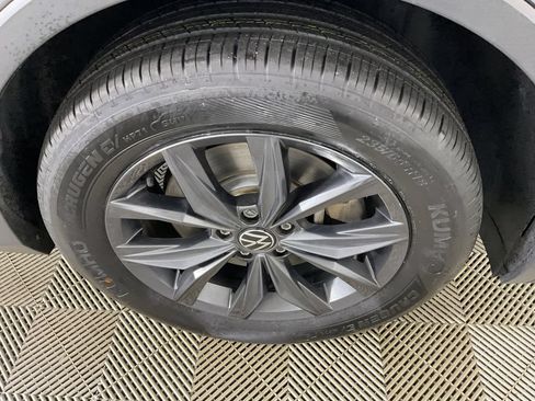Used 2023 Volkswagen Tiguan SE w/ Panoramic Sunroof Package FWD image 11
