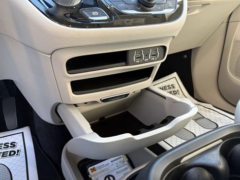 Used 2021 Chrysler Pacifica Touring-L image 13