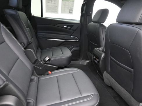 Used 2025 Chevrolet Traverse LT FWD image 10