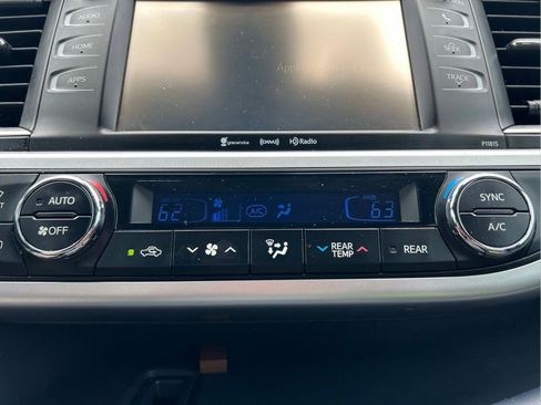 Used 2019 Toyota Highlander Plus FWD image 31