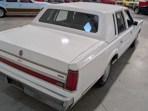 Used 1988 Lincoln Town Car RWD image 11
