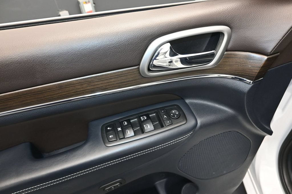 Used 2017 Jeep Grand Cherokee Overland w/ Jeep Active Safety Group RWD image 10